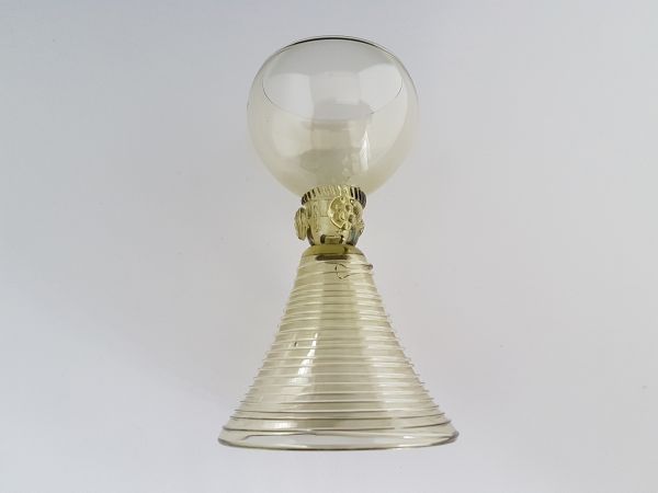Mini Römer / Likörglas mit Himbeeren 16. Jahrhundert